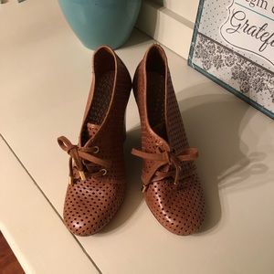 Tory Burch Tan Wedges